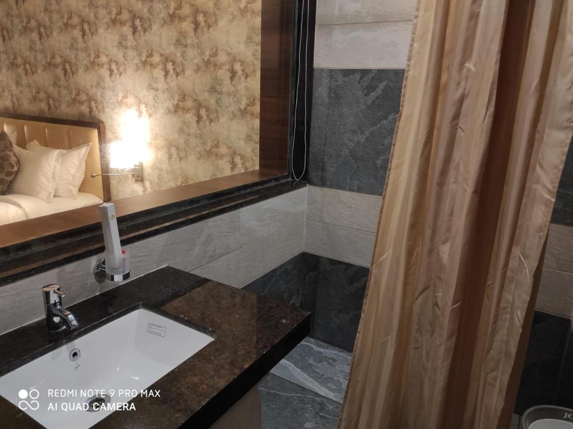 Hotel Shlok โกลฮาปูร์ ภายนอก รูปภาพ