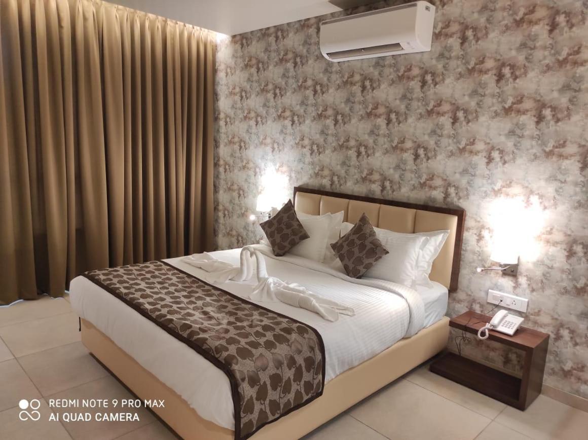 Hotel Shlok โกลฮาปูร์ ภายนอก รูปภาพ