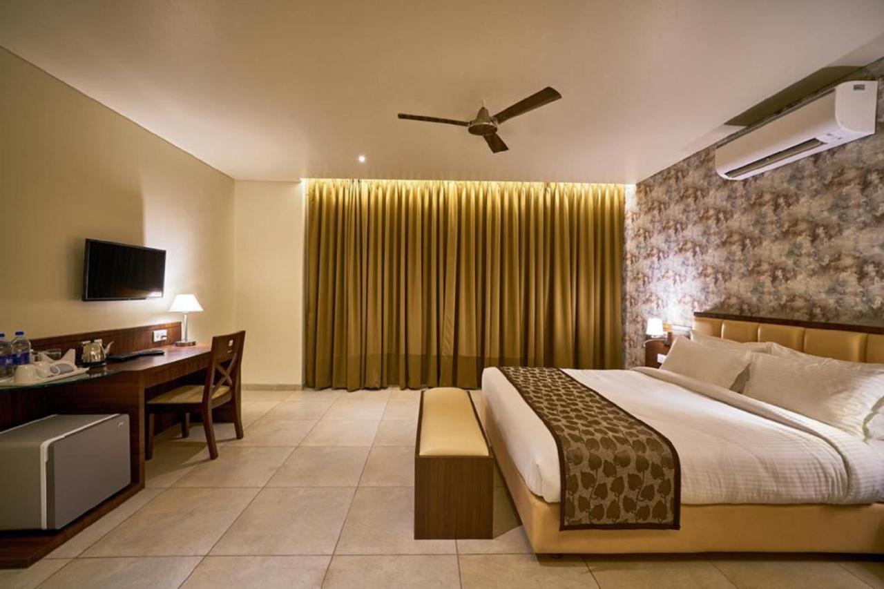 Hotel Shlok โกลฮาปูร์ ภายนอก รูปภาพ